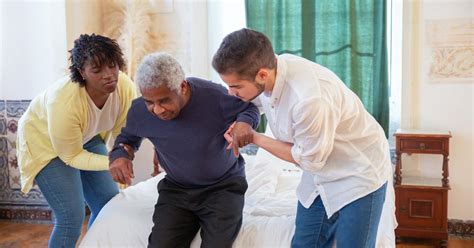 Ilustración que muestra a una familia interactuando con un cuidador profesional.