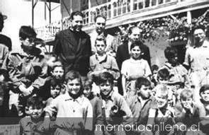 Fotografía histórica de Alberto Hurtado con niños
