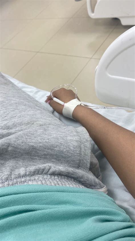 foto de una persona cuidando a un familiar en el hospital, con un ambiente de preocupación