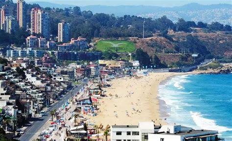Playas de Viña del Mar con edificios al fondo