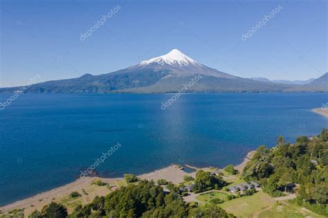 Paisaje de Puerto Varas con el Lago Llanquihue y el Volcán Osorno
