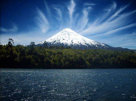 Vista panorámica de Pucón con el volcán Villarrica al fondo