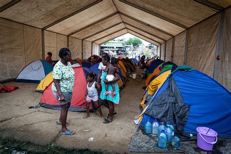 Fotografía de personas mayores recibiendo asistencia humanitaria en un contexto de emergencia