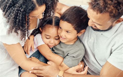 Foto de una familia interactuando con ternura y respeto