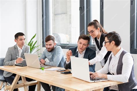 Equipo de profesionales trabajando en una oficina moderna de AFP