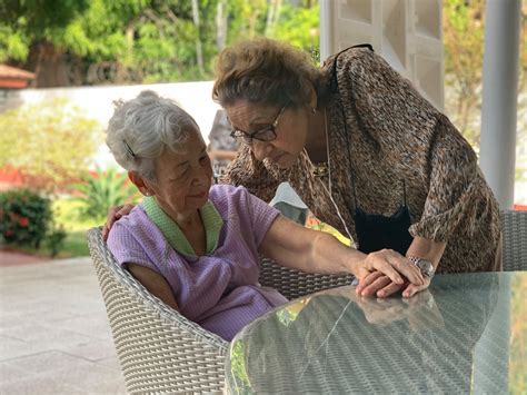 Patio techado para actividades de ancianos en una casa hogar