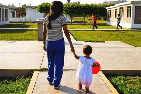 fotografía de un centro de protección infantil con un muro alto
