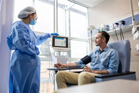 Foto de paciente de cáncer colorrectal interactuando con equipo de cuidados paliativos