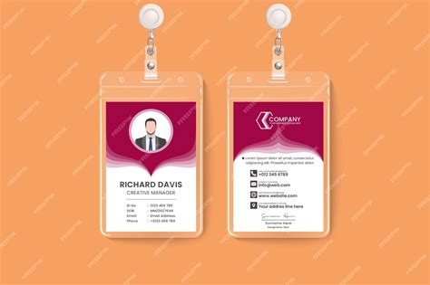Mockup profesional de una credencial vertical colgando de un lanyard azul sobre un fondo neutro