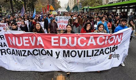 Fotografía de estudiantes protestando por la reforma educacional en Chile