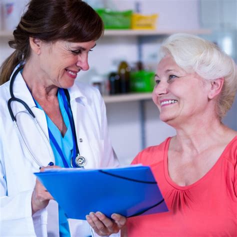 Foto de un adulto mayor en una consulta médica