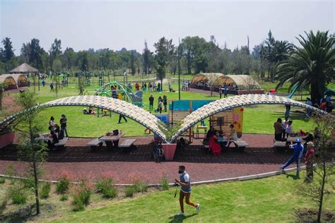 Niños mapuche participando en actividades culturales al aire libre
