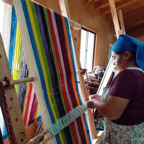 Mujeres mapuche trabajando juntas en un telar tradicional