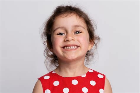 Fotografía de Lissette Villa, o una ilustración representativa de una niña sonriente con chasquilla.