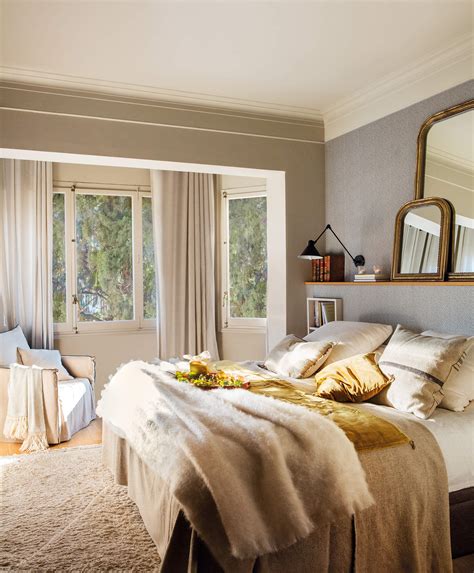 Dormitorio decorado con tonos cálidos y fotos familiares