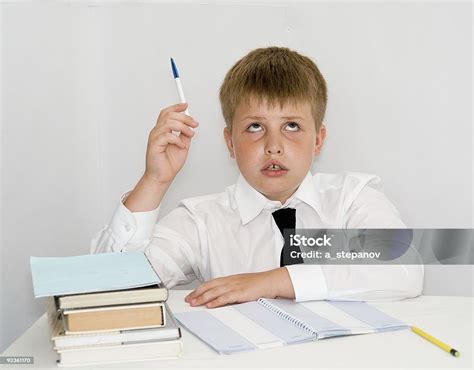 Foto de un niño en edad escolar con dificultades de lectura