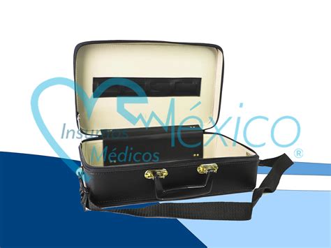 Diagrama detallado de un maletín de enfermería, mostrando la organización por compartimentos para material limpio y sucio.