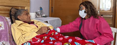 Ilustración de una visita domiciliaria en el siglo XX, mostrando la interacción entre la visitadora y la familia.