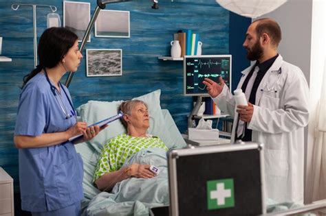 Equipo médico atendiendo a un paciente mayor en el hospital