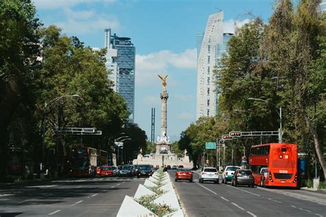 Elementos urbanos que disuaden el uso de espacios públicos (ej: pinchos antisin hogar)
