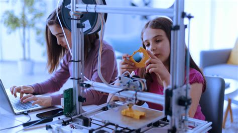 Jóvenes del Sename trabajando en el taller de impresión 3D construyendo prótesis