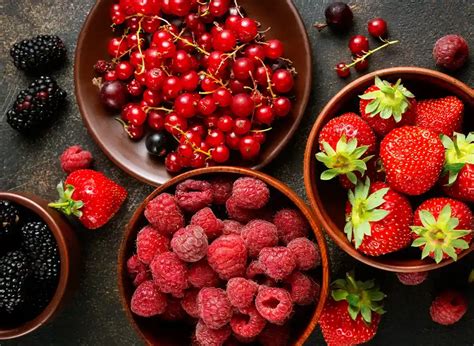 Cesta con una variedad de frutos rojos frescos, destacando las frambuesas