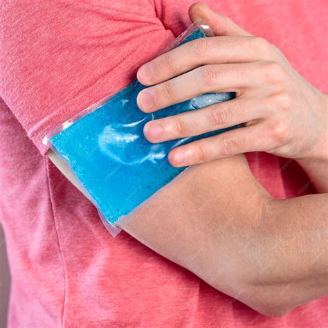 Foto de una persona aplicando una compresa fría en un brazo con un hematoma