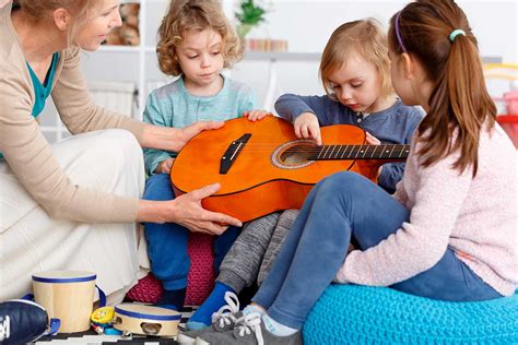 Niños con DI disfrutando de musicoterapia