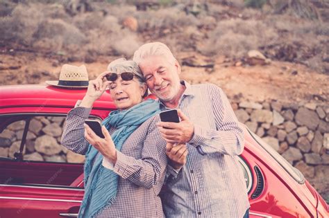 Adultos mayores utilizando teléfonos móviles o tabletas para conectarse a internet