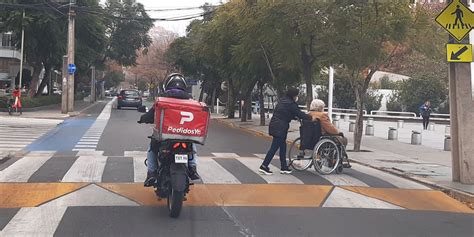 Imágenes de aceras y cruces peatonales en Manzanillo mostrando deficiencias de accesibilidad
