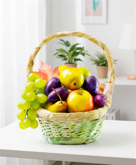 Cesta de frutas variadas y frescas para personas mayores