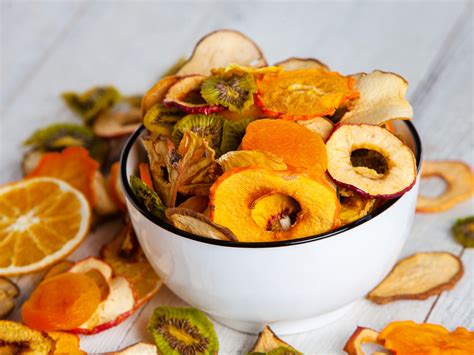 Variedad de frutas deshidratadas en un bol