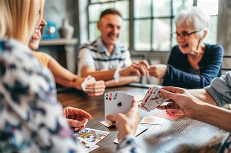 Foto de un grupo de adultos mayores jugando a las cartas en un entorno social
