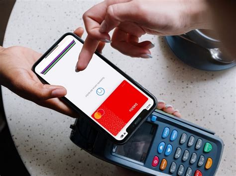 Persona realizando una transacción bancaria digital desde su teléfono