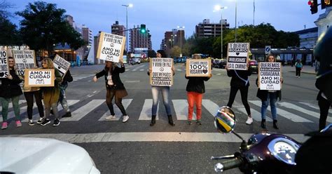 Ilustración conceptual de una intervención callejera con pancartas y performance.