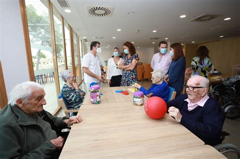 Esquema detallado de los servicios integrales ofrecidos en una residencia para personas mayores: salud, asistencia diaria y rehabilitación.