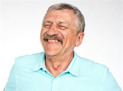 Imagen de un adulto mayor sonriendo mientras realiza un ejercicio de matemáticas en una tablet.