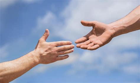 Foto de una mano de persona mayor siendo sostenida por otra persona