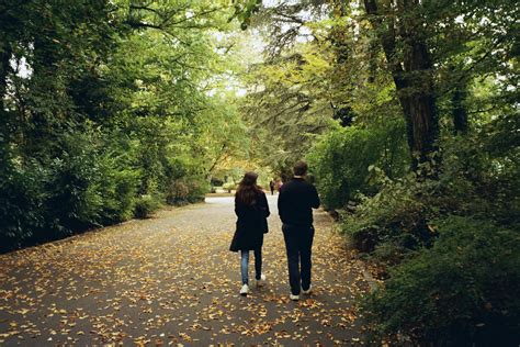 Pareja con diferencia de edad paseando por un parque