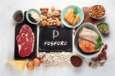 Collage de alimentos ricos en fósforo: carnes, pescado, lácteos, cereales integrales.