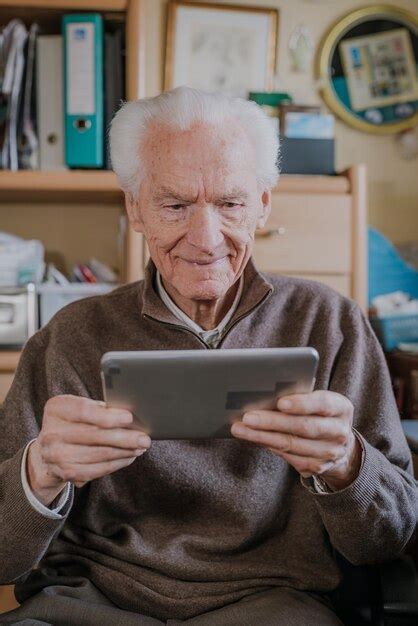 Persona mayor usando una tablet para actividad creativa