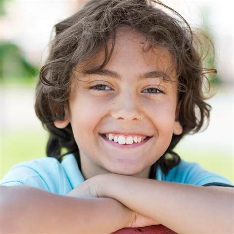 Foto de un niño sonriendo en el hospital, con señales de recuperación