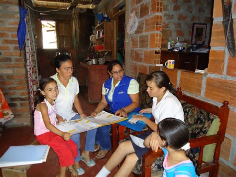Ilustración de un docente realizando una visita domiciliaria a una familia, mostrando un ambiente de confianza y colaboración.