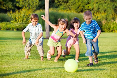Fotografía de niños participando en actividades lúdicas al aire libre durante un campamento de verano.