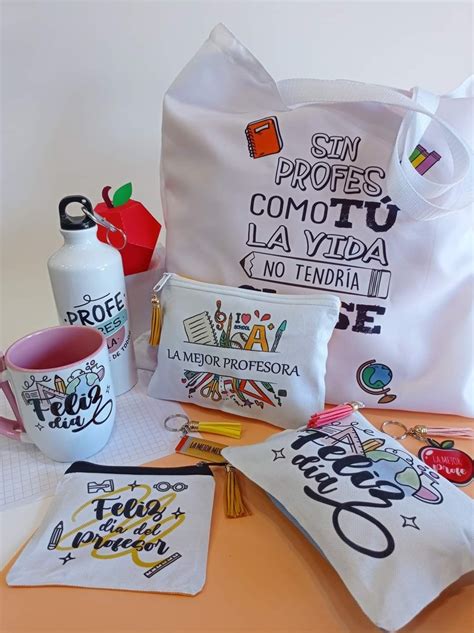 Ilustración de varios regalos para profesores, incluyendo un libro, una taza y un set de spa.