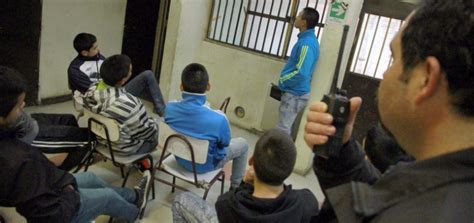 Fotografía conmemorativa de funcionarios del Sename trabajando con niños y adolescentes.