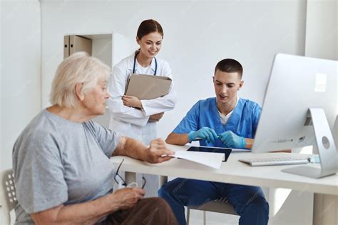Imagen de una consulta médica, con un profesional examinando las piernas de un paciente mayor