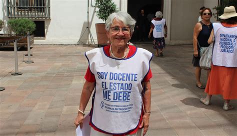 fotografía de Patricia Garzo protestando con un cartel