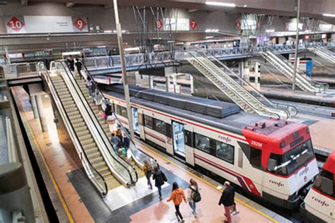 Gráfico comparativo sobre la accesibilidad en estaciones de transporte público en diferentes metrópolis globales.