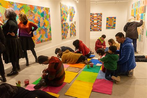 Fotografía de un taller de arte inclusivo donde personas de diversas edades interactúan